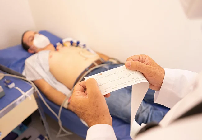 Ein Mann auf einer Liege beim EKG